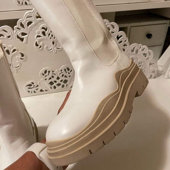 white and tan color by CAPE ROBBIN
square round toe
snow booties
platform
lug - Picture 11 of 14